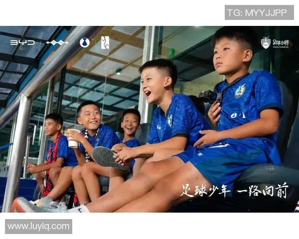 内向性格的足球明星们如何在赛场上展现自我与激情